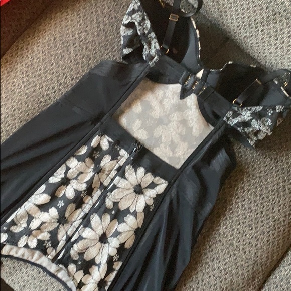 Vs Merry Widow corset - Picture 8 of 8